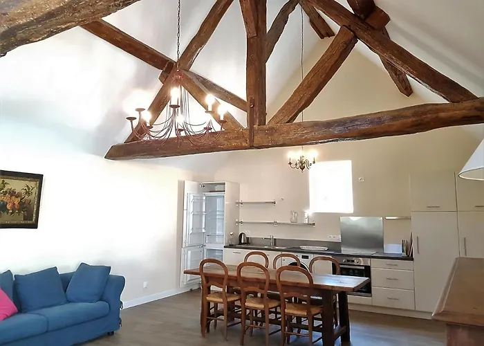 לינה וארוחת בוקר Chateau De Beaulieu 4*