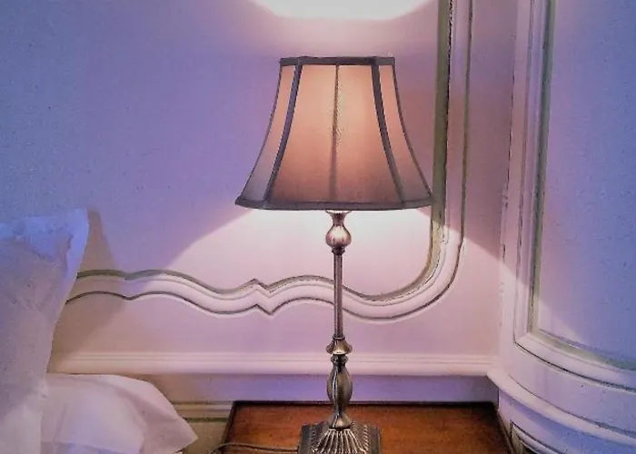 לינה וארוחת בוקר Chateau De Beaulieu 4*