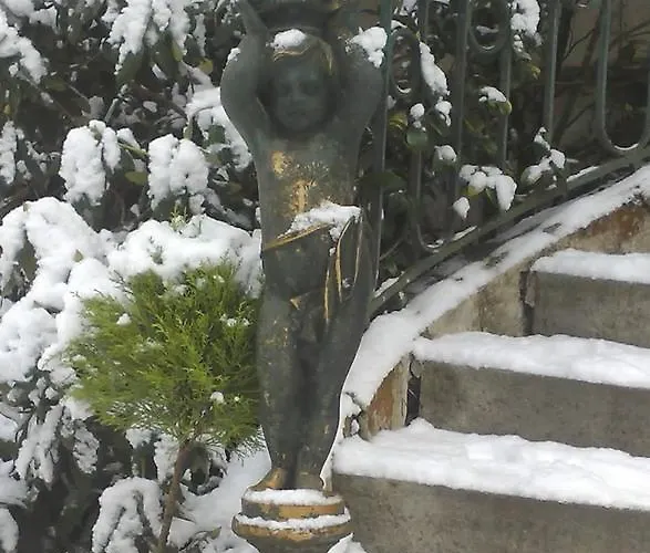 לינה וארוחת בוקר Chateau De Beaulieu 4*